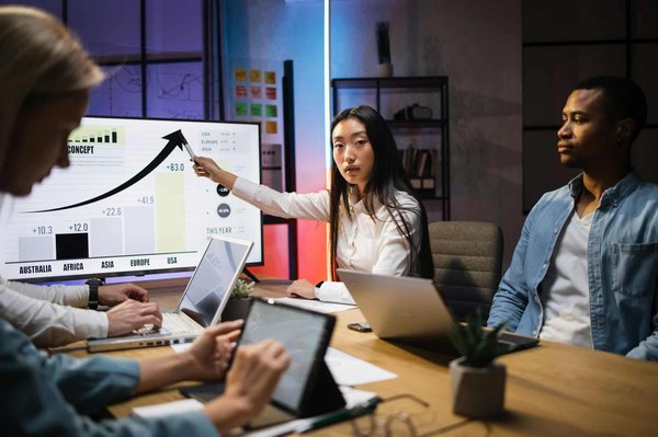 Comment les outils d'analyse de texte peuvent-ils aider à la détection précoce des tendances de consommation?